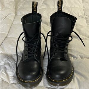 Dr. Martens smooth leather lace up boots Black size 6 VEUC